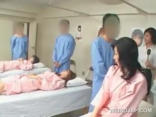 الآسيوية امرأة سمراء شاب سيدة ضربات أشعر putz في ال مستشفى