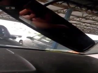 Mans fascinating blondīne sieva iegūšana fucked līdz svešinieks uz the automašīna video 2