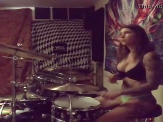Felicity feline drums i henne undies vid hem