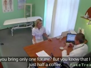 Inviting блондинки медицинска сестра прецака от specialist в негов офис