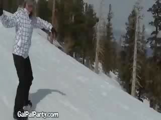 Забавно модел видеоклипове пъпеши на ски лифт
