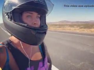 Felicity feline motorcycle stunner ขึ้นขี่ aprilia ใน บรา