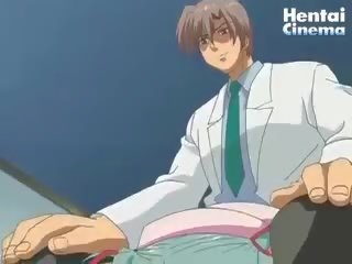 Hentai medisch persoon neemt zijn reusachtig snavel uit van zijn broek en