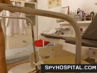 Glorious mga binti mataas takong tinedyer went upang gynecologist nakatago kamera video