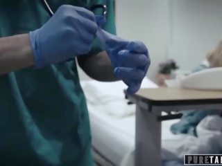 Tīrs tabu perv medicīnas studenti practitioner sniedz pusaudze pacients vagīna eksāmens