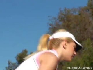 Pievilcīgs krūtainas diva izpaužas fucked grūti shortly shortly thereafter viņai golfs lessons