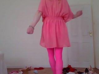 Warna merah muda kaus kaki stoking dan celana dalam perempuan