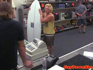 Hetero surfer spitroasted bei pawnshop