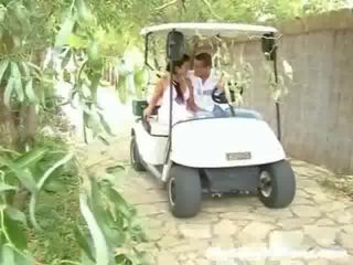 A nuori nainen ja hänen nuori mies olemme driving noin sisään a golfia cart. yhtäkkiä ne lopettaa ja the stripling leads kohteeseen koskettaa the tyttö ylös,