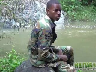 Cock-strong jonge homo soldier door de river