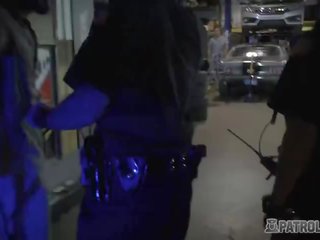 Mechanic negozio owner prende suo strumento polished da oversexed femmina cops