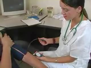 Sieviete medico measures viņa nūja mov