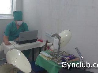 Visita medica su il ginecologo sedia di un dildo e un vibratore (04)