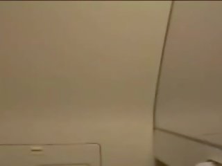 Giapponese tesoro masturba in airplane bagno