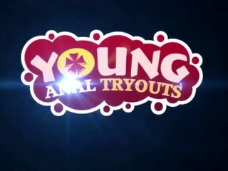 Mladý anální tryouts - hluboký kouření každý den