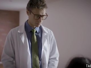شبق مجنون في سن المراهقة يحصل على مارس الجنس بواسطة لها اثنان الأطباء