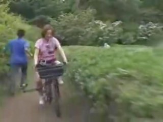 Japonais damsel masturbated tandis que chevauchée une specially modified xxx agrafe bike!