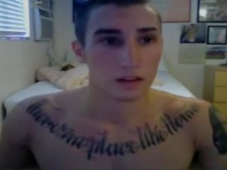 Adorable tatoué hunk- partie 2 sur gayboyscam.com