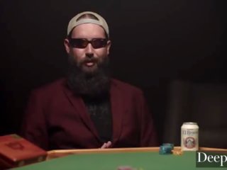 Deeper&period; gambler bets του σέξι σύζυγος σε υψηλός stake παιχνίδι