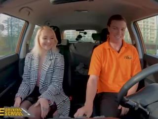 Namaak driving school- blondine marilyn suiker in zwart kniekousen vies video- in auto